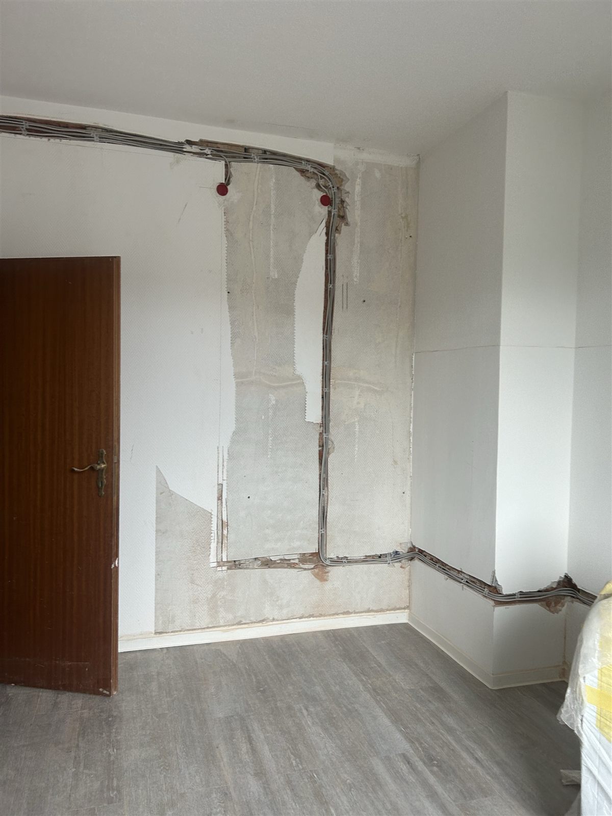 Kitchen Renovation mit neuen Installationswegen während der Bauphase