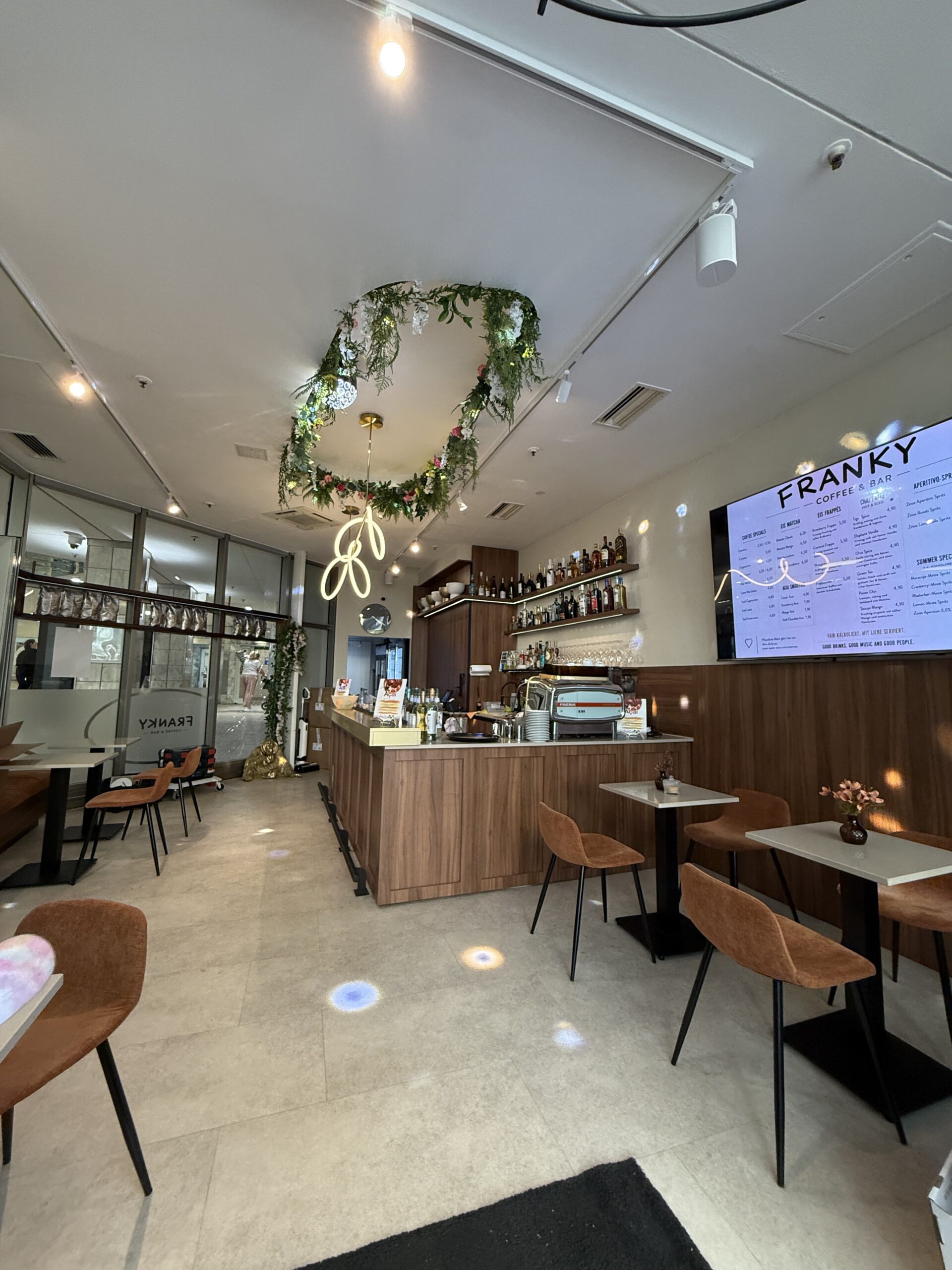 Franky Coffee & Bar – fertiger Innenraum in Frankfurt