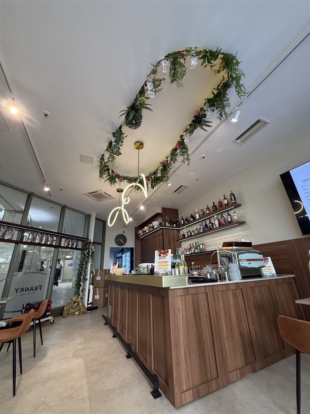 Franky Coffee & Bar Frankfurt – Theke & Deckeninstallation