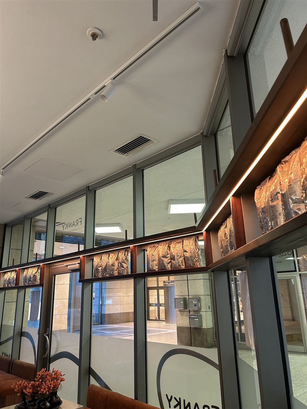 Franky Coffee & Bar Frankfurt – Fensterbereich