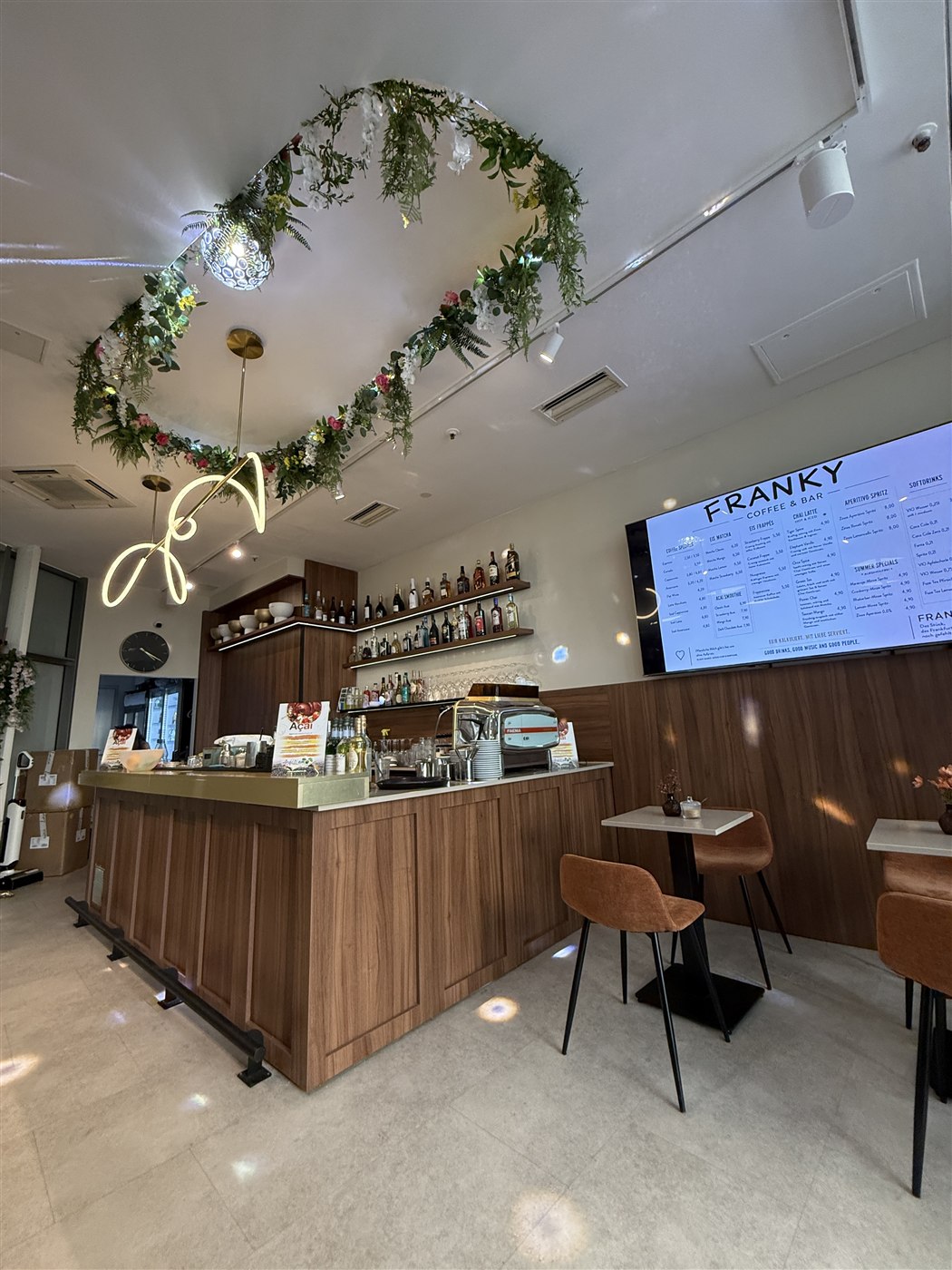 Franky Coffee & Bar Frankfurt – Bar & Menübereich