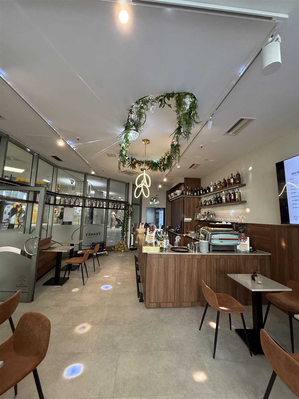 Franky Coffee & Bar Frankfurt – Eingang & Theke